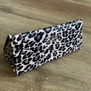 QUAY EMBOSSED TRI FOLD CASE